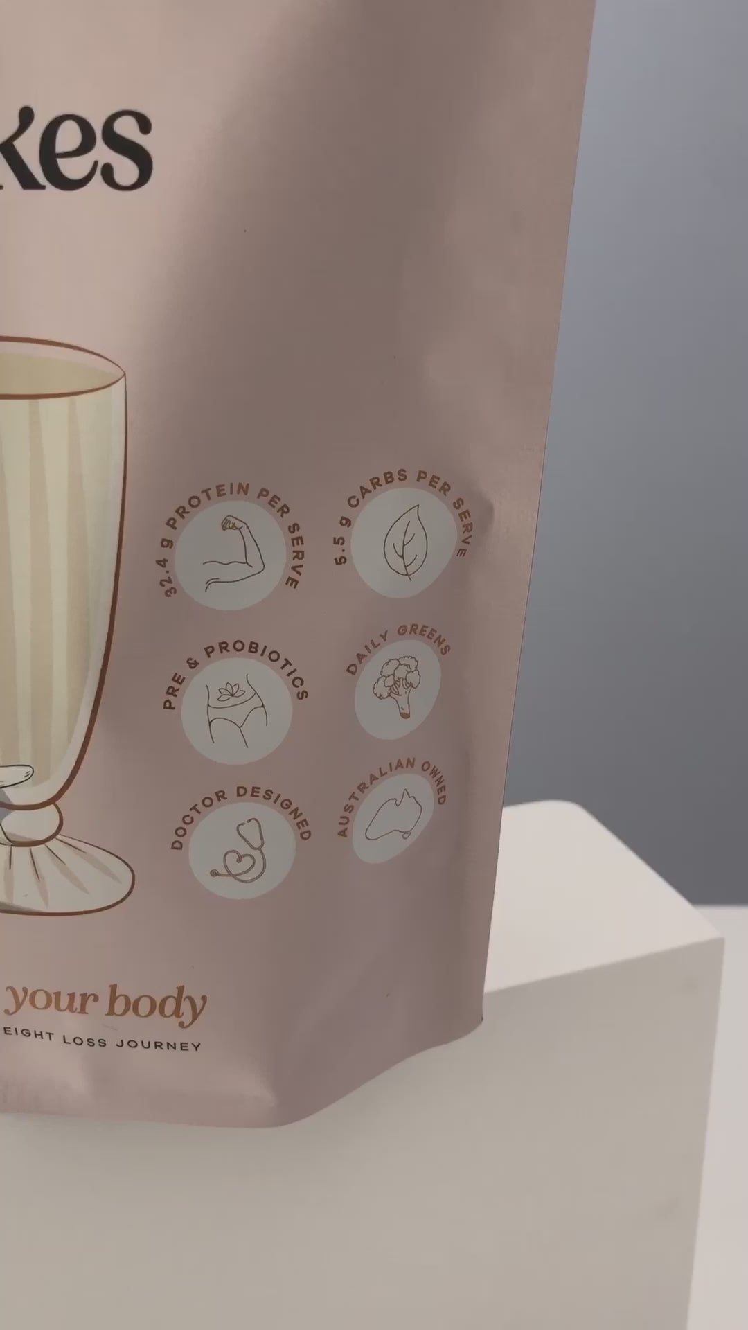 A close up video of the bottom section of the Enlighten Me Shakes bag in Vanilla.